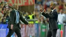 Jose Mourinho bersama Josep Guardiola saat pertandingan Piala Super di Stadion Eden, Praha (30/8/2013). Mourinho resmi dikontrak MU untuk musim 2016/2017 selama 3 tahun. (AFP PHOTO/Michal Cizek)