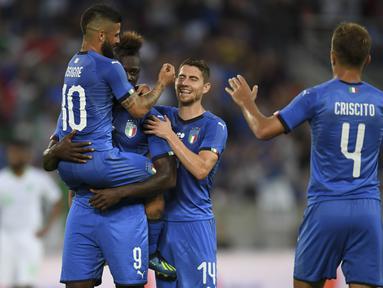 Para pemain Italia merayakan gol Mario Balotelli saat melawan Arab Saudi pada laga persahabatan di Kybunpark Stadium, St. Gallen, Swiss, (28/5/2018). Italia menang 2-1. (Gian Ehrenzeller/Keystone via AP)