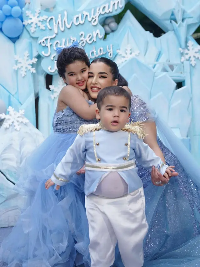 6 Potret Ayang Anak Tasya Farasya Bergaya bak Princess Elsa di Pesta Ulang Tahun ke-4, Tampil Kembar dengan Sang Mama