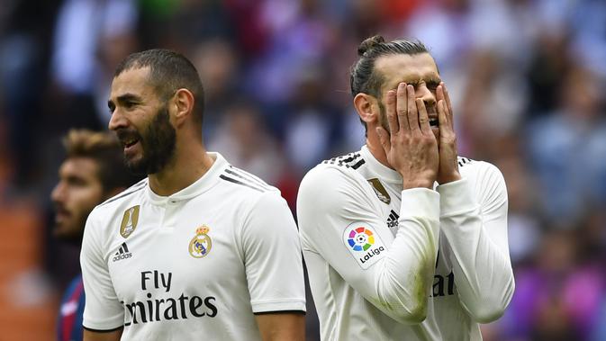Karim Benzema dan Gareth Bale frustrasi saat Real Madrid bertanding melawan Levante. (AFP/Gabriel Bouys)