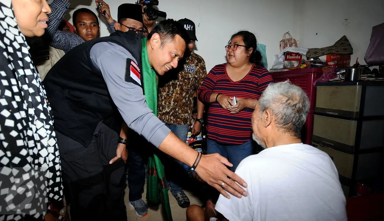 Cagub DKI Jakarta, Agus Harimurti Yudhoyono (tengah) menjenguk warga yang sakit saat sosialisasi di Sukabumi Selatan, Jakarta, Kamis (5/1). Agus juga menyapa warga di beberapa Rt dan Rw di Kelurahan Sukabumi Selatan. (Liputan6.com/Helmi Fithriansyah)