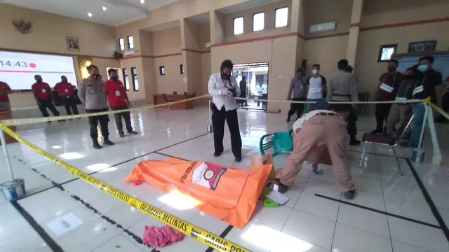 Nampak beberapa petugas tengah menyiapkan materi yang akan digunakan dalam lomba olah gelar perkara di polres Tasikmalaya, Jawa Barat.