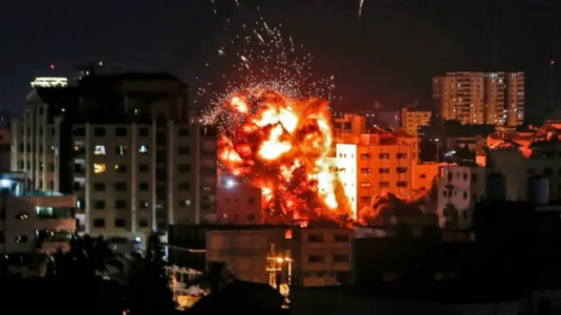 Roket Israel menghantam Gaza City, Jalur Gaza (AFP PHOTO)