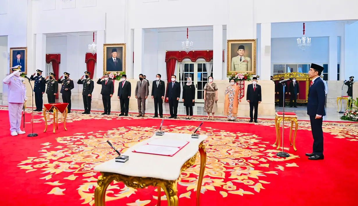 Panglima TNI Laksamana TNI Yudo Margono (kiri) memberi hormat kepada Presiden Joko Widodo atau Jokowi (kanan) saat acara pelantikan di Istana Negara, Jakarta, Senin (19/12/2022). Presiden Jokowi melantik Laksamana TNI Yudo Margono sebagai Panglima TNI menggantikan Jenderal TNI Andika Perkasa. (Foto: Laily Rachev - Biro Pers Sekretariat Presiden)