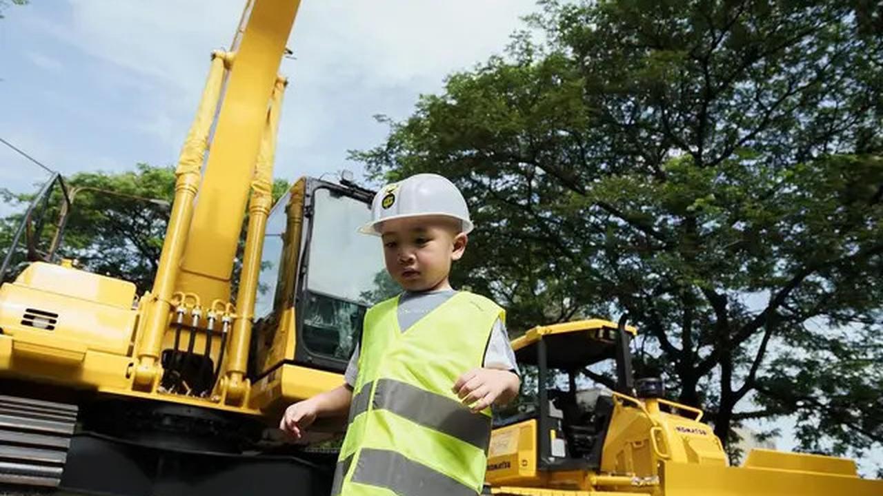 Pakai Safety Vest dan Sandal Bebek