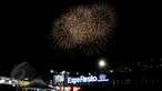 Pertunjukan kembang api memeriahkan pembukaan Jakarta Fair 2015 di Arena PRJ Kemayoran, Jakarta, Jumat (29/5). Jakarta Fair dalam rangka memperingati HUT Jakarta tersebut berlangsung hingga 5 Juli 2015. (Liputan6.com/Johan Tallo)