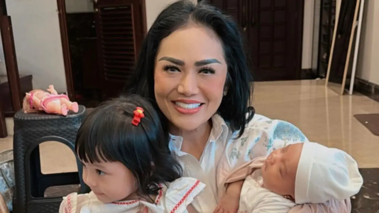 Potret Kris Dayanti, Azura, dan Ameena (Instagram/@krisdayantilemos)