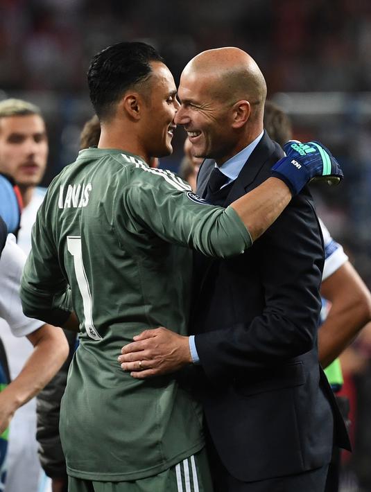 Zinedine Zidane memeluk kiper Real Madrid, Keylor Navas usai meraih trofi Liga Champions 2018 di Olympic Stadium, Kiev, Ukraina, (26/5/2018). Zinedine mundur sebagai pelatih Madrid 31 Mei 2018. (AFP/Franck Fife)