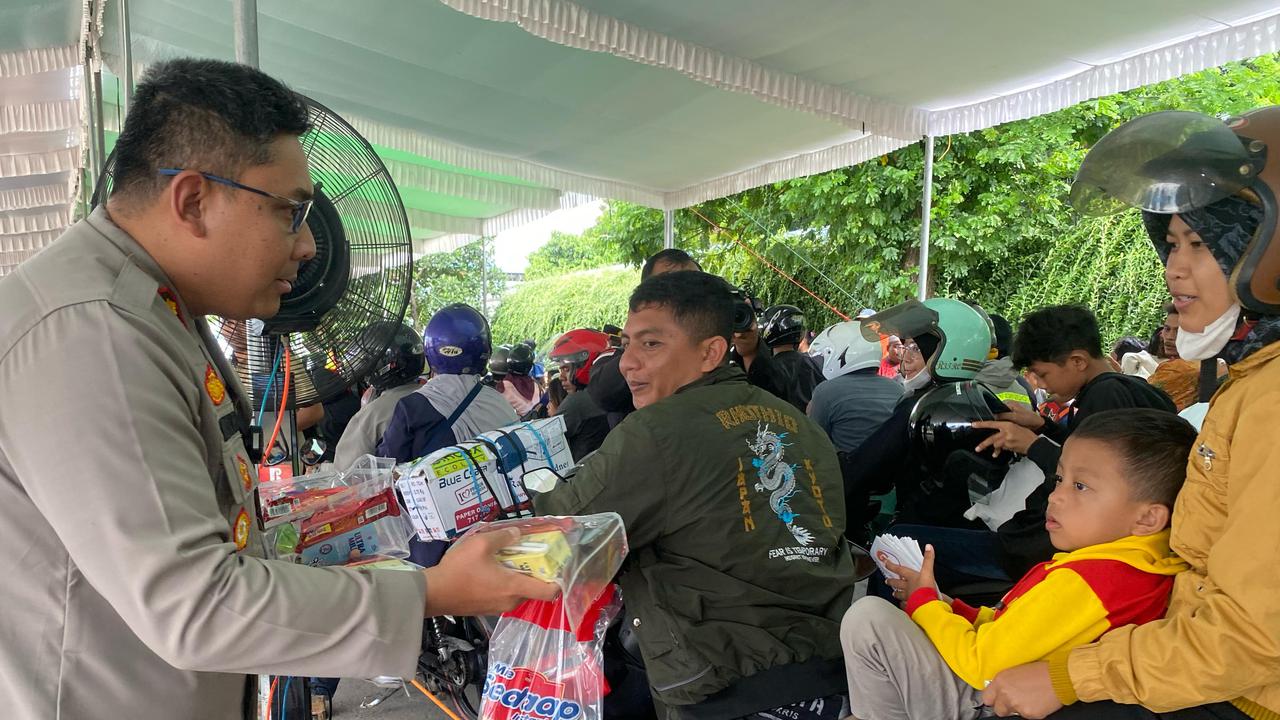 Polisi Bagi-Bagi Makanan Ringan ke Pemudik Bermotor di Pelabuhan Bakauheni