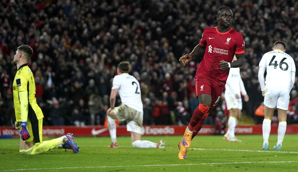 Gol keempat Liverpool akhirnya tiba pada menit ke-80 lewat Sadio Mane. Pemenang Piala Afrika 2021 tersebut sukses memanfaatkan asis dari Jordan Henderson. (AP/Jon Super)
