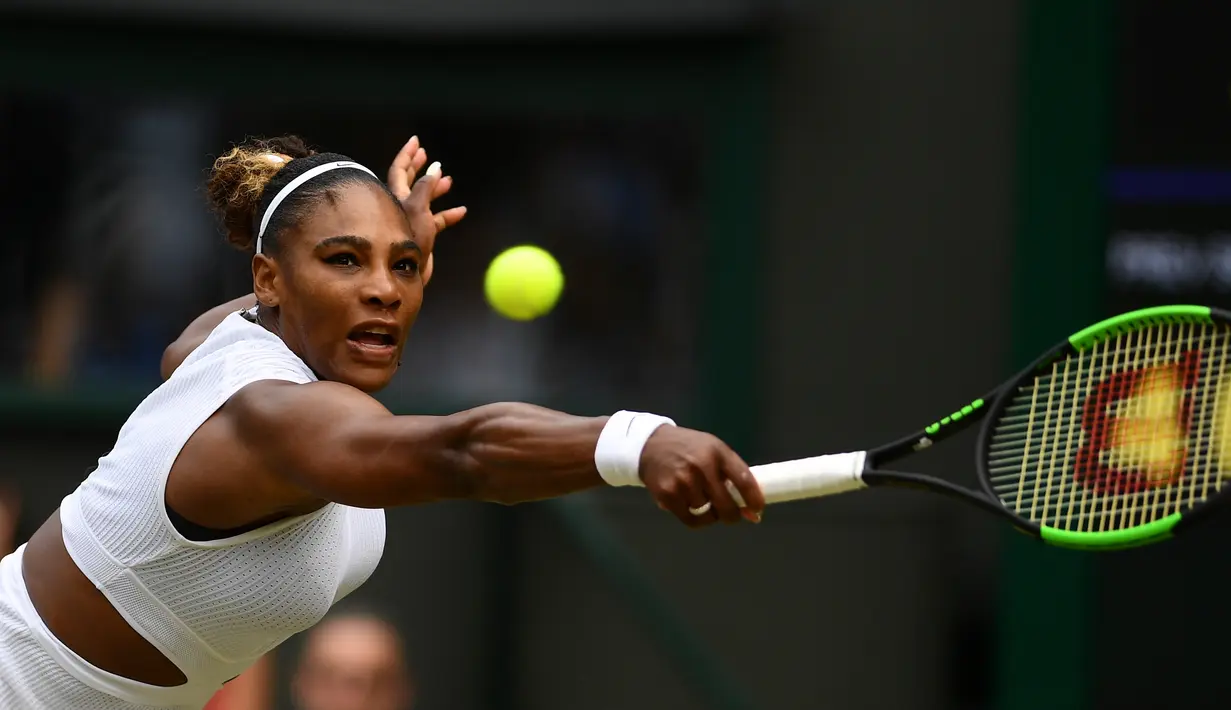 Petenis AS, Serena Williams mengembalikan bola ke arah Alison Riske yang juga berasal dari AS pada perempat final Grand Slam Wimbledon di London, Selasa (9/7/2019). Serena ke semifinal dengan susah payah usai mengalahkan petenis non-unggulan Alison Riske 6-4, 4-6, dan 6-3. (Daniel LEAL-OLIVAS/AFP)