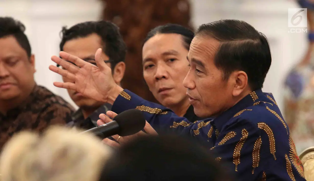 Presiden Jokowi berdialog dengan puluhan artis dan musisi papan atas Tanah Air di Istana Merdeka, Jakarta, Kamis (22/3). Musisi yang hadir di antaranya Bunga Citra Lestari, Bimbim, Glenn Fredly, dan Erwin Gutawa. (Liputan6.com/Angga Yuniar)