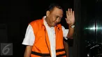 Direktur CV Putra Pratama Zulfikar Muharrami melambaikan tangannya seusai diperiksa KPK, Jakarta, Senin (10/10). Zulfikar diduga turut menyuap Bupati Banyuasin Yan Anton sebesar Rp 1 Milyar. (Liputan6.com/Helmi Afandi)