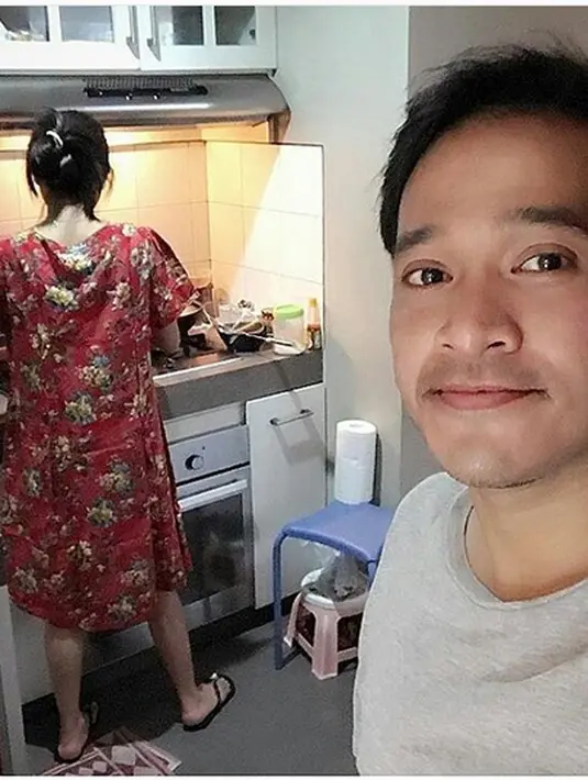 "Bunda lagi masak menu baru ❤❤❤❤," tulis Ruben. Beberapa foto yang diunggah itu menuai banyak pujian dari warganet. Bahkan, tidak sedikit yang menyebut istri Ruben itu istri Idaman. (Instagram/ruben_onsu29)