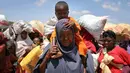 Ekpresi ibu dan anak warga Somalia yang mengungsi akibat kekeringan dan kelaparan di daerah Tabelaha di pinggiran Mogadishu, Somalia (30/3). Negara yang terletak di tanduk Afrika ini, memiliki populasi 12 juta penduduk. (AP Photo/Farah Abdi Warsameh)
