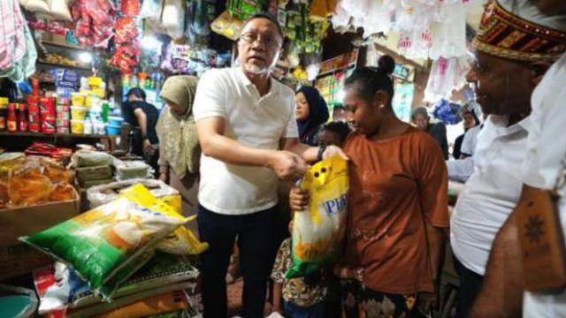 Tinjau Pasar di Jayapura, Mendag Zulkifli Hasan Temukan Harga Bahan Pokok Sudah Stabil