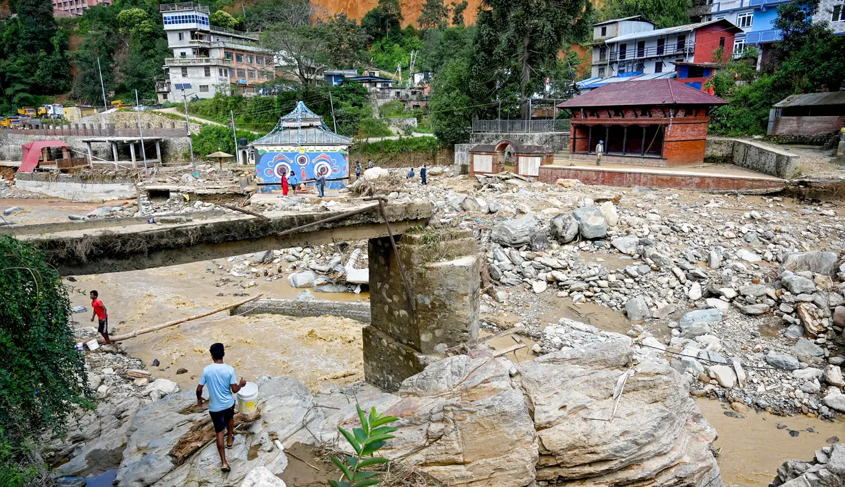 Upaya pemulihan dan penyelamatan terus ditingkatkan sejak Senin (30/9/2024). (Prakash MATHEMA/AFP)