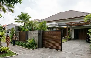12 Desain Pagar Rumah Tanpa Besi yang Tetap Terlihat Modern, Batu Alam hingga Kayu