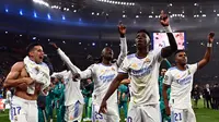 Pemain Real Madrid Lucas Vazquez (kiri), Angola Eduardo Camavinga (kedua kiri), Vinicius Junior (kedua kanan), dan Rodrygo Goes (kanan) merayakan kemenangan Liga Champions usai mengalahkan Liverpool di Stade de France, Saint-Denis, Prancis, 28 Mei 2022. Real Madrid mengalahkan Liverpool 1-0. (Anne-Christine POUJOULAT/AFP)