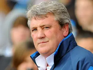 Wigan Athletic manager Steve Bruce takes his seat before the Premier league football match against Blackburn Rovers at Ewood Park, Blackburn, north-west, England, on April 26, 2009. AFP PHOTO/ANDREW YATES.