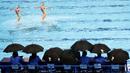 Juri memperhatikan penampilan tim renang indah Korea Utara dalam final free routine combination putri Kejuaraan Dunia Akuatik 2015 di Kazan, Rusia .(1/8/2015). (Reuters/Hannibal Hanschke)