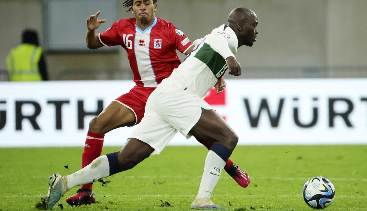 <p>Portugal unggul dua poin dari Slovakia lalu tiga poin di depan Bosnia &amp; Herzegovina dan Islandia. (AFP/Kenzo TRIBOUILLARD)</p>