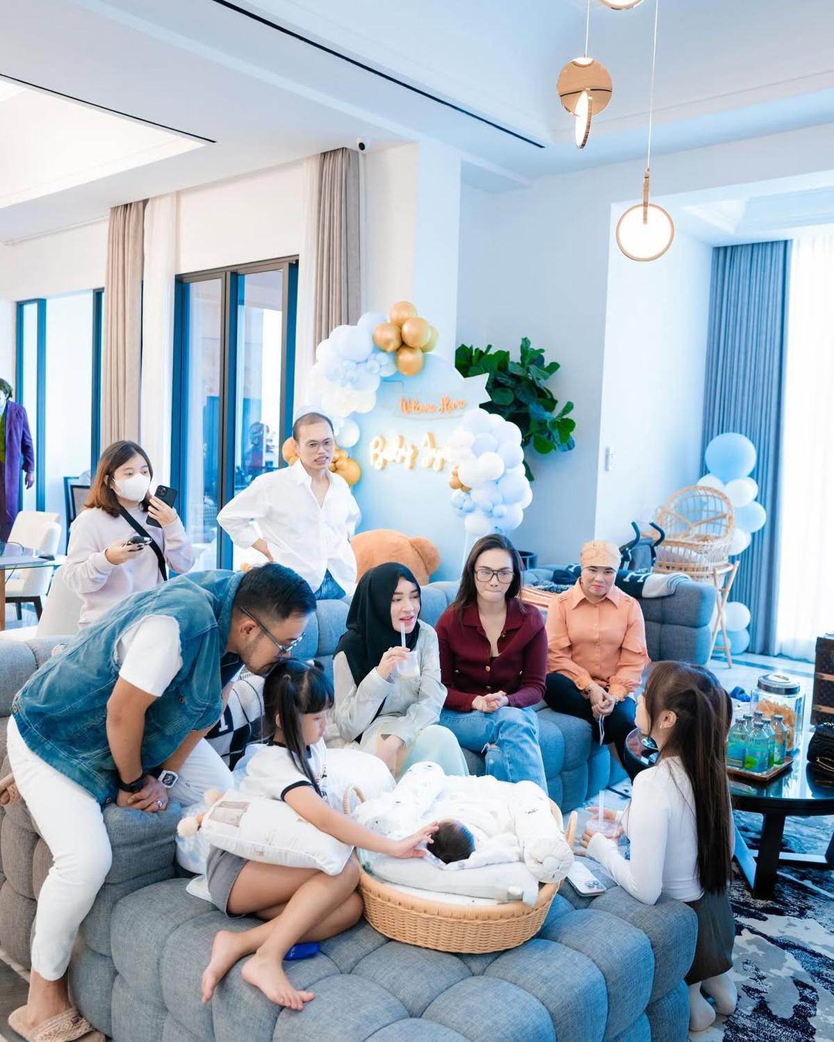 Potret Fuji dan Fadly Faisal Jenguk Baby Jyad, Anak Shandy Purnamasari dan Gilang Juragan99