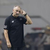 Pelatih Persikabo, Igor Kriushenko, saat melawan Arema FC pada laga Shopee Liga 1 di Stadion Pakansari, Bogor, Senin, (2/3/2020). Persikabo takluk 0-2 dari Arema FC. (Bola.com/M Iqbal Ichsan)