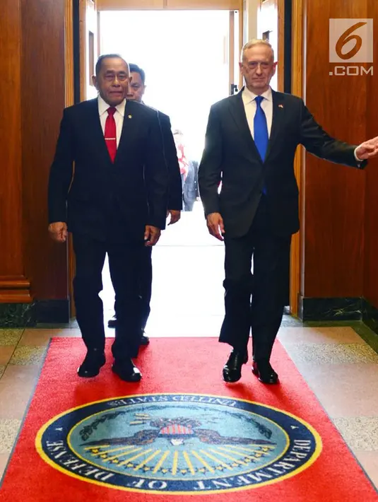Menhan RI Ryamizard Ryacudu disambut Menhan AS James N. Mattis saat kunjungan kehormatan dan pertemuan bilateral Indonesia-AS di markas besar Angkatan Bersenjata AS, Pentagon Washington D.C, (29/8). (Liputan6.com/HO/Juli Syawaludin/Kemhan)