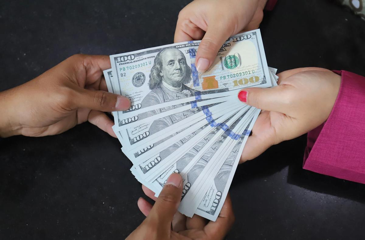 FOTO: Rupiah Menguat Tipis Namun Masih Bertahan di Level Rp18 Ribu