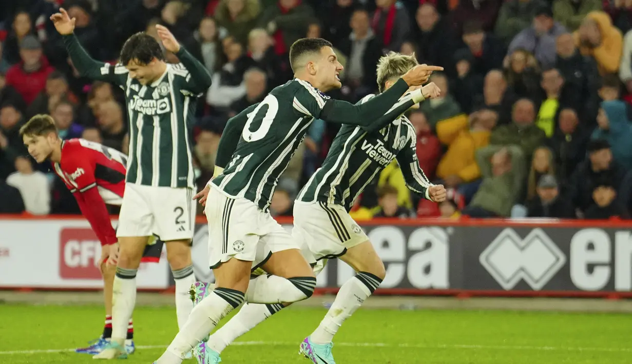 Selebrasi bek Manchester United, Diogo Dalot setelah mencetak gol kedua ke gawang Sheffield United pada laga pekan ke-9 Liga Inggris 2023/2024 di Bramall Lane, Sheffield, Minggu (22/10/2023) dini hari WIB. (AP Photo/Jon Super)