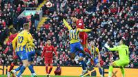 Momen saat pemain Shrewsbury Town melakukan handsball dan Liverpool mendapat penalti di ajang Piala FA hari Minggu (09/01/2022). (PAUL ELLIS / AFP)
