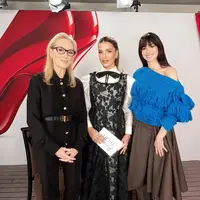 Dalam sesi interview bersama Meryl Streep dan Anne Hathaway, Tasya tampil mengenakan dress hitam transparan bermotif floral lace yang dipadukan dengan inner blouse putih berlengan panjang. [@tasyafarasya].