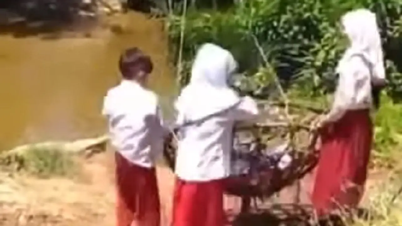 Video Viral Bocah Gelantungan