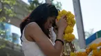 Seorang wanita berdoa di Kuil Erawan sebagai aksi simpatik atas ledakan bom pada Senin (17/8/2015) sekitar pukul 19.00 waktu setempat, Bangkok, Rabu (19/8/2015). Peristiwa tersebut dikabarkan telah menewaskan sekitar 20 orang. (AFP Photo/Jerome Taylor)