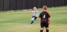 Ilustrasi anak disabilitas bermain bola. Photo by NeONBRAND on Unsplash