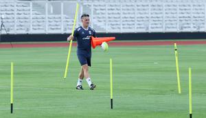 Pelatih Timnas Indonesia, John Herdman, tampak sibuk menyiapkan perlengkapan sebelum latihan perdana di Stadion Madya, GBK, Jakarta, Selasa (24/3/2026). (Bola.com/M. Iqbal Ichsan)
