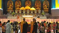 Umat Buddha saat menjalankan ibadah kebaktian uposatha di Vihara Mahavira Graha, Jakarta, Senin (1/6/2015). (Liputan6.com/Andrian M Tunay)