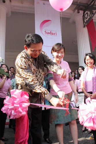 Wakil Gubernur DKI Jakarta dan Ketua Yayasan Kanker Indonesia cab Jakarta luncurkan kampanye deteksi dini SADARI | copyright Vemale.com