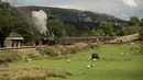 Lokomotif uap Flying Scotsman berjalan di sepanjang jalur East Lancashire Railway melalui stasiun Irwell Vale, Inggris, 5 September 2018. Kereta uap ini dianggap oleh banyak orang sebagai kereta dan lokomotif yang paling terkenal di dunia (OLI SCARFF/AFP)