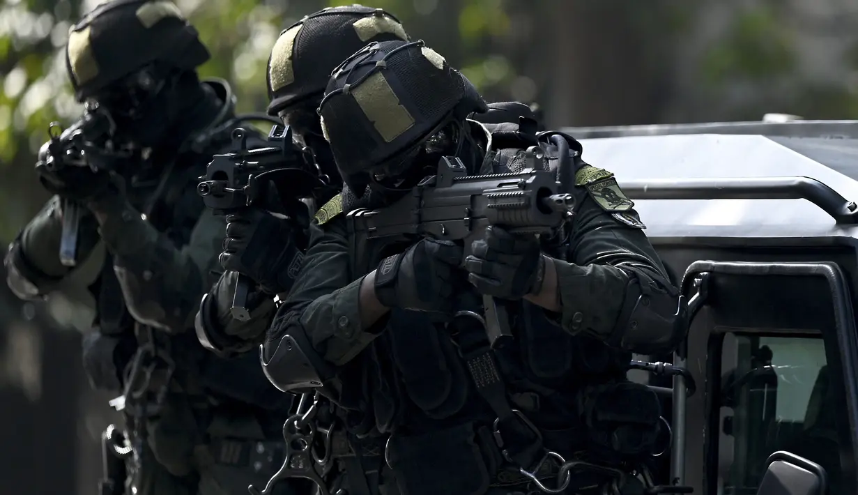 Personel militer Sri Lanka dengan kendaraan mengambil bagian dalam latihan parade Hari Kemerdekaan di Kolombo (31/1/2022). Sri Lanka bersiap untuk menandai peringatan ke-74 kemerdekaan dari Inggris pada 4 Februari. (AFP/Ishara S. Kodikara)
