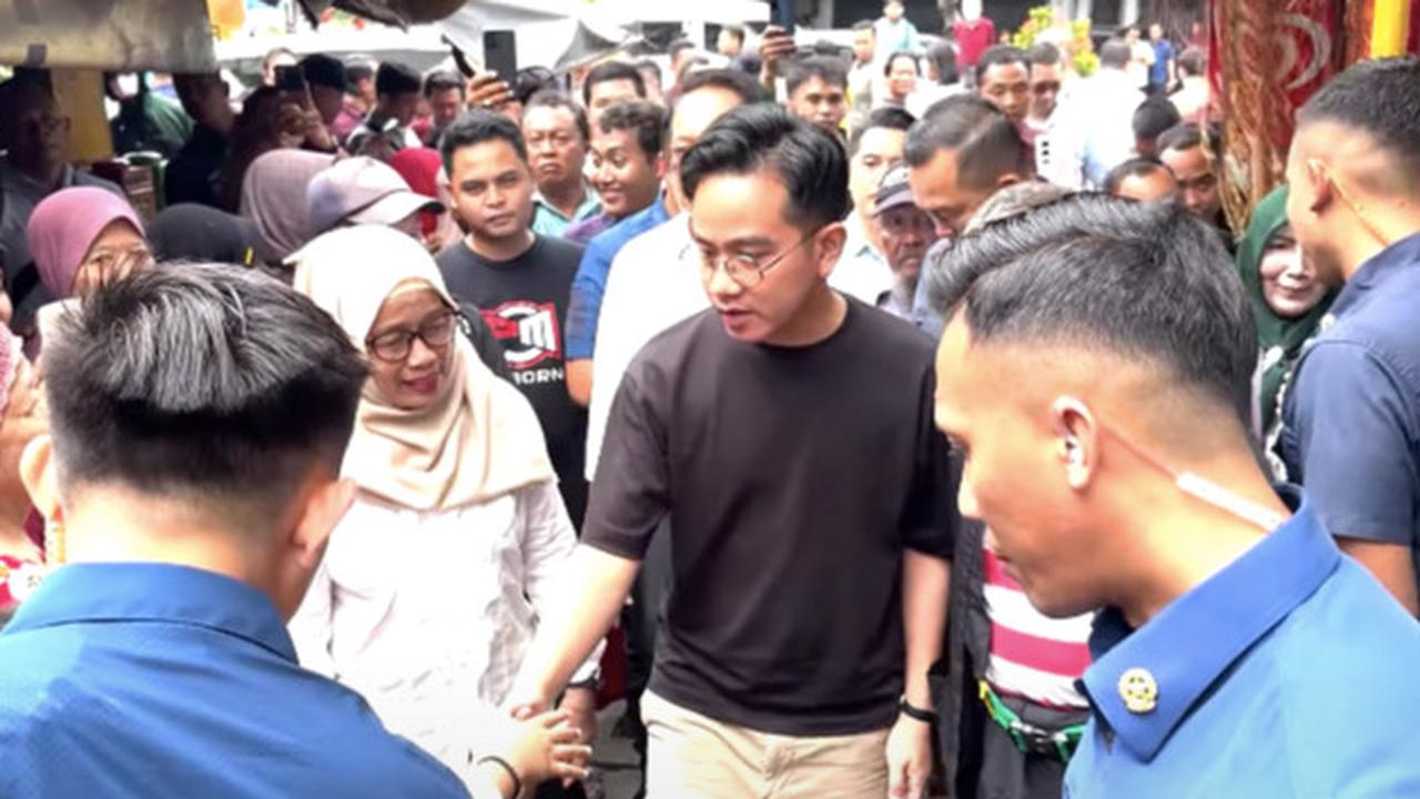 VIDEO: Gaya Gibran Blusukan ke Kampung Padat Surabaya, Ibu-Ibu Salting Bilang "Ganteng"