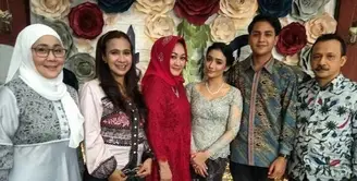 Suasana Lamaran Anak AdiKebahagiaan tengah menyelimuti putri sulung artis senior Adi Bing Slamet. Adzana Bing Slamet resmi dilamar oleh Rizky Alatas. Acara berlangsung pada Minggu (17/12/2017). (Instagram/janahabs) Bing Slamet