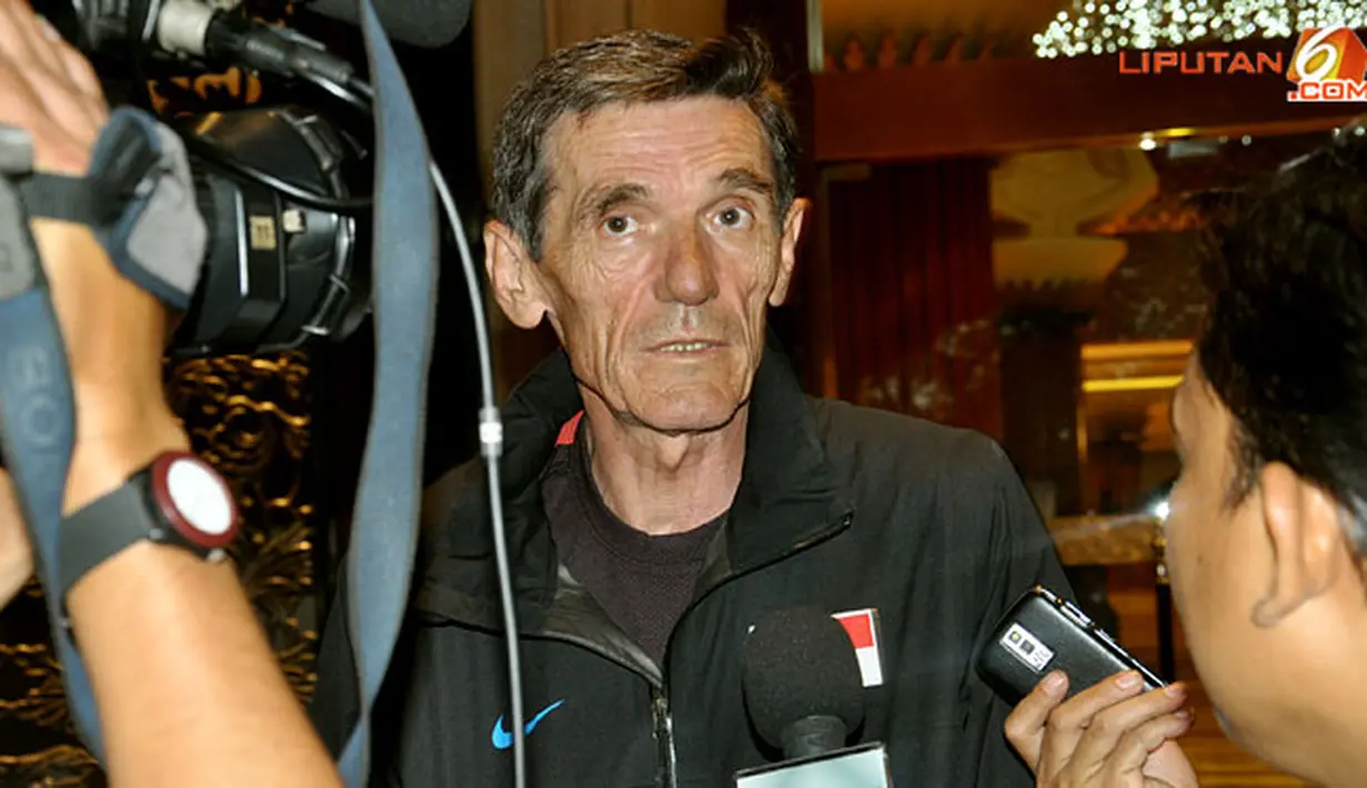 Pelatih Timnas Singapura, Radojko Avramovic berikan tanggapan sebelum berangkat latihan Timnas Singapura ke lapangan Maybank, Kuala Lumpur, Malaysia. senin (26/11/2012).