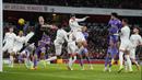 Pemain Arsenal, Jakub Kiwior (tengah) melakukan gol bunuh diri saat laga putaran ketiga Piala FA 2023/2024 melawan Liverpool di Emirates Stadium, London, Inggris, Minggu (07/01/2024) WIB. (AP Photo/Kirsty Wigglesworth)