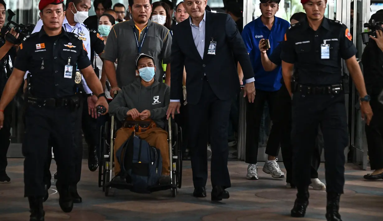 Keluarga-keluarga yang cemas berkumpul di bandara beberapa jam sebelum kedatangan pesawat yang membawa 41 warga Thailand. (Lillian SUWANRUMPHA / AFP)