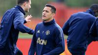 Pemain Manchester United, Alexis Sanchez, melakukan pemanasan saat latihan di Kompleks Carrington, Manchester, Selasa (2/10/2018). Latihan ini persiapan jelang laga Liga Champions melawan Valencia. (AFP/Lindsey Parnaby)