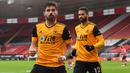 Ruben Neves sedang dalam performa yang luar biasa musim ini bersama Wolves. Kehadirannya di jantung lapangan telah membantu dalam mendikte tempo permainan. Dengan lima laga berikutnya yang relatif mudah, Ruben Neves diharapkan mampu membawa Wolves ke posisi empat besar. (AFP/Pool/Andy Rain)