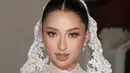 Setelah melalui berbagai babak penting dalam perjalanan hidup dan cintanya, Jennifer akhirnya tampil mengenakan wedding gown couture pertama yang dirancang khusus untuk dirinya. [@jennifercoppenreal20].