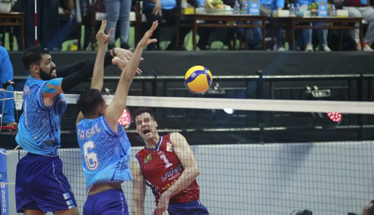 <p>Pemain Jakarta LavAni Allobank Electric, Renan Buiatti (kanan) melepaskan spike yang mampu dibendung dua pemain Palembang Bank SumselBabel, Armin Far (kiri) dan Faisal Arafli pada laga terakhir putaran pertama final four PLN Mobile Proliga 2024 di GOR Bung Tomo Surabaya, Minggu (7/7/2024). Jakarta LavAni Allobank Electric menang 3-0 (25-11, 34-32, 25-17). (Dok. PBVSI)</p>